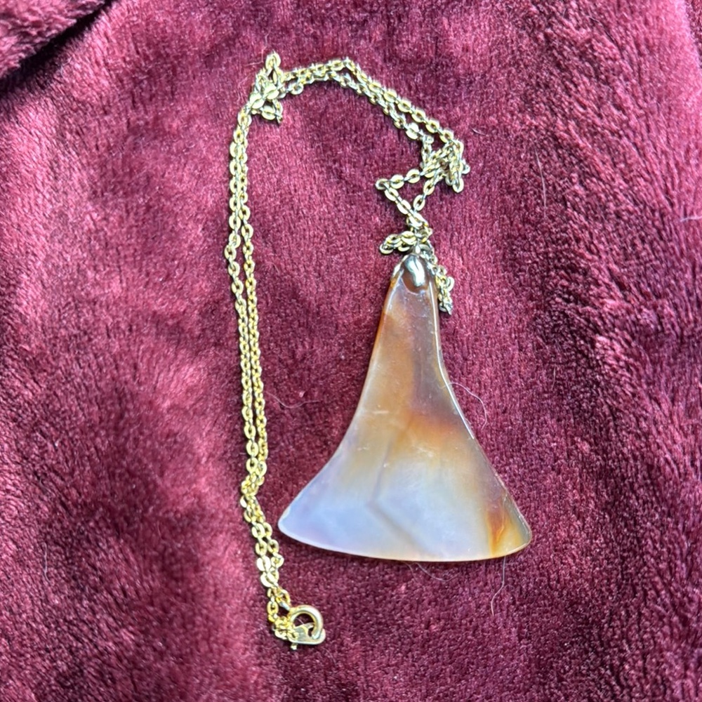 Elegant Gold and Brown Pendant Necklace